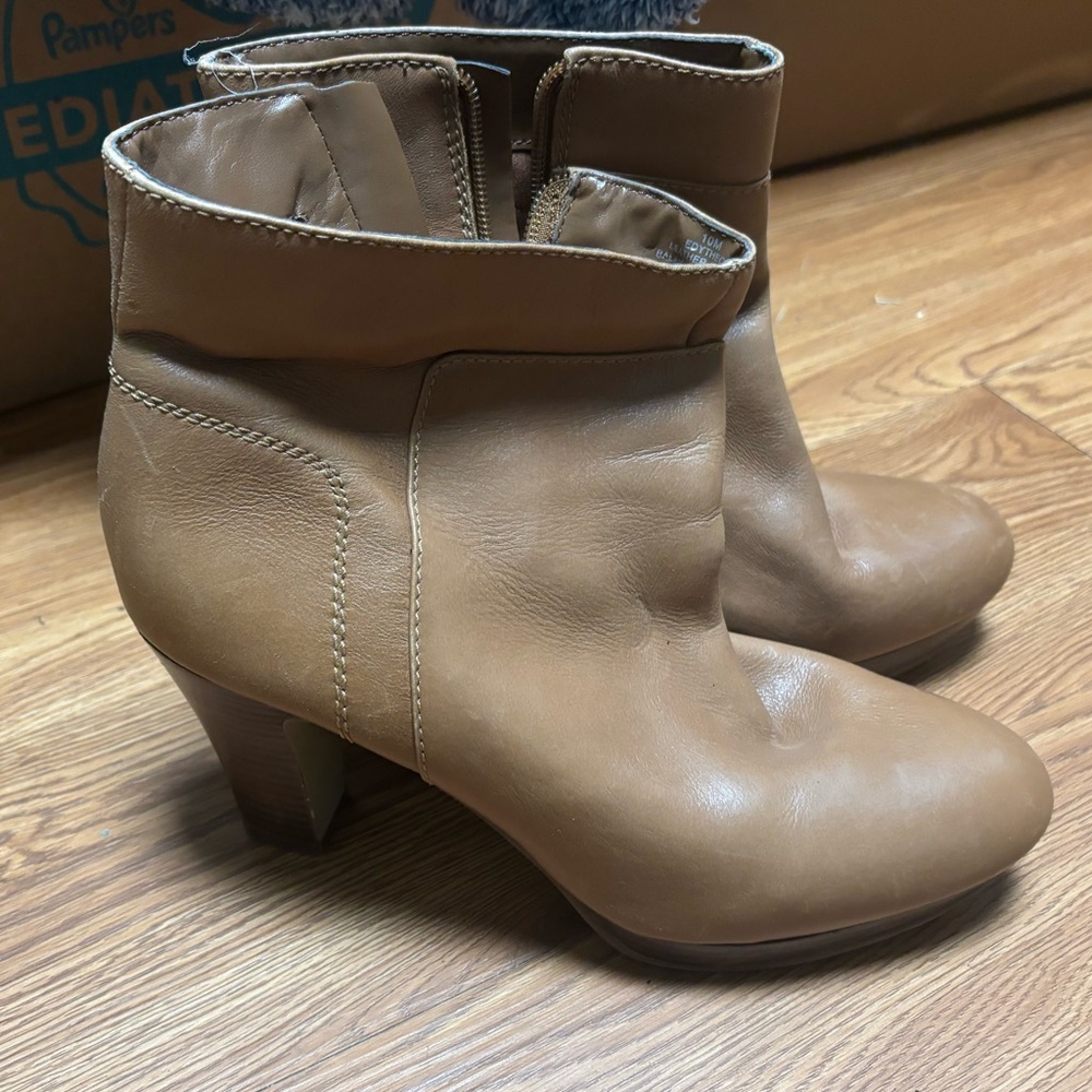 Nine West camel colored ankle boots size 10